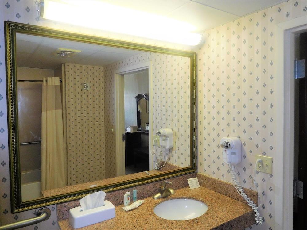 Quality Inn & Suites Danville Buitenkant foto