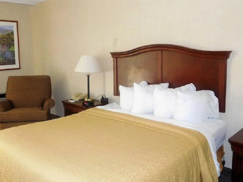 Quality Inn & Suites Danville Buitenkant foto