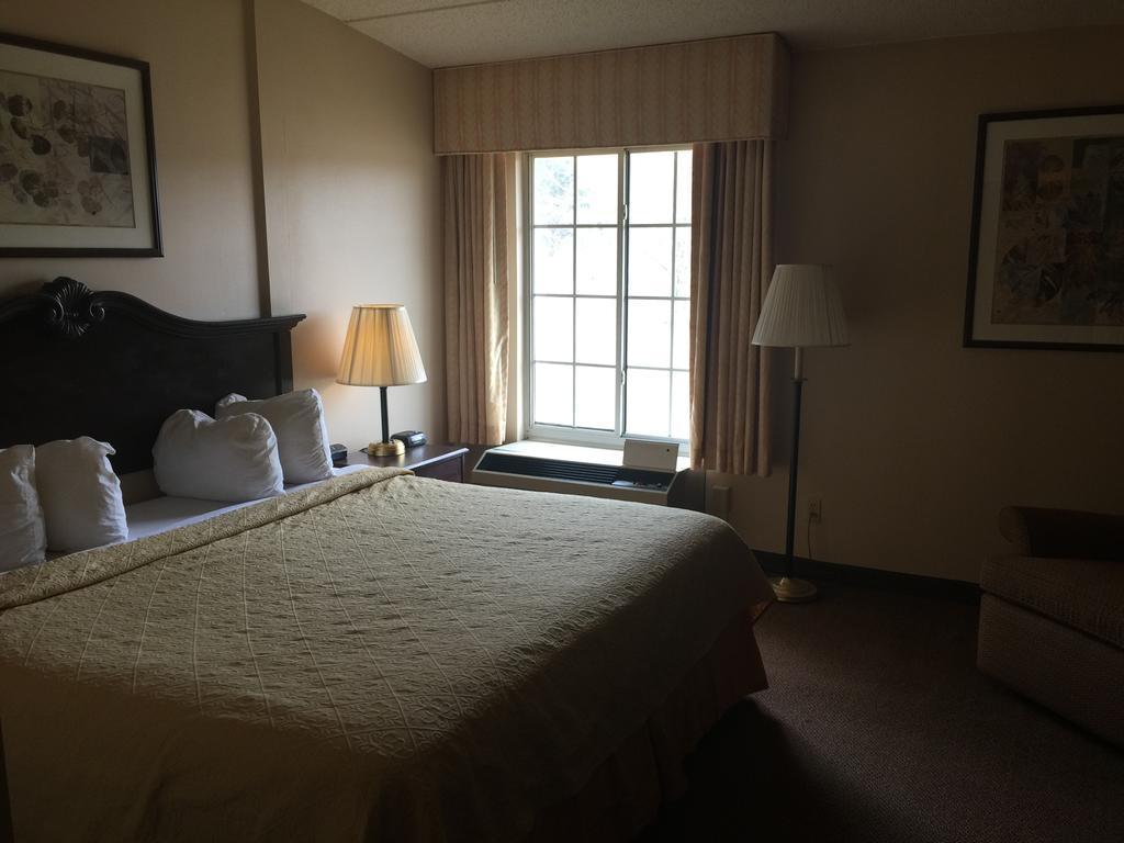 Quality Inn & Suites Danville Buitenkant foto