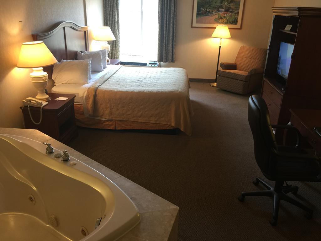 Quality Inn & Suites Danville Buitenkant foto