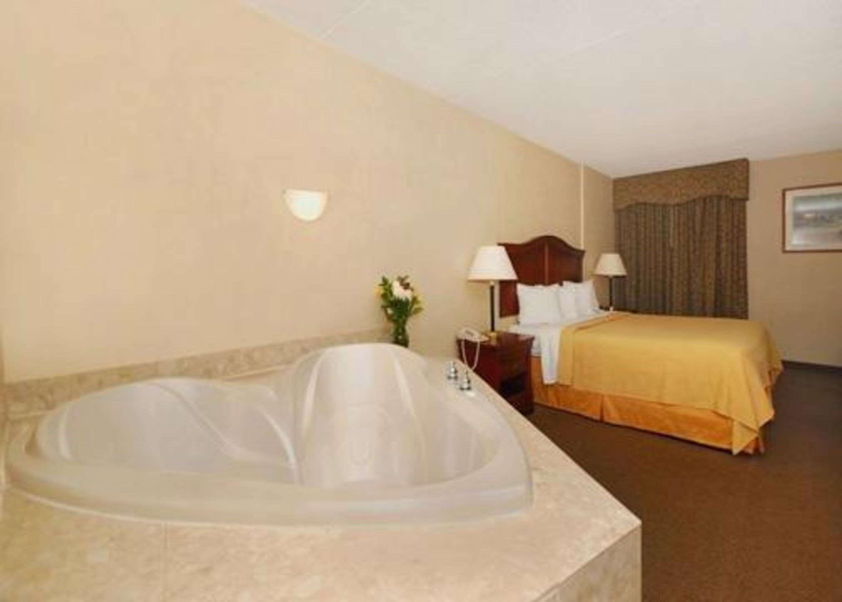 Quality Inn & Suites Danville Buitenkant foto