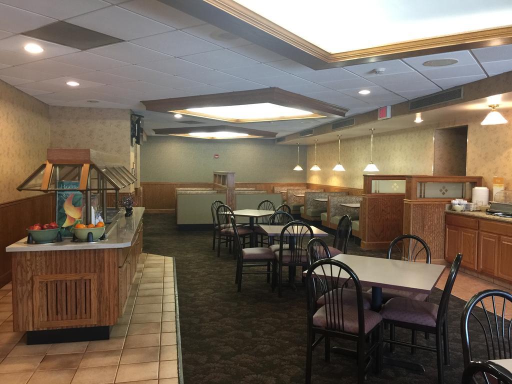 Quality Inn & Suites Danville Buitenkant foto